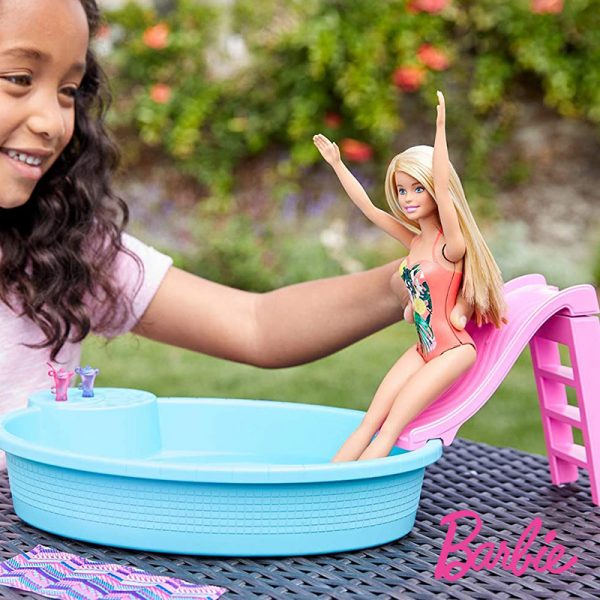 Barbie e a sua Piscina Autobrinca Online