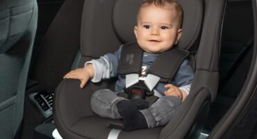 Bebé em cadeira auto