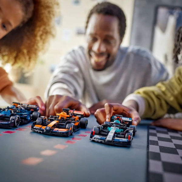 LEGO Speed Champions – Carro de Corrida McLaren F1 Team MCL38 77251 Autobrinca Online