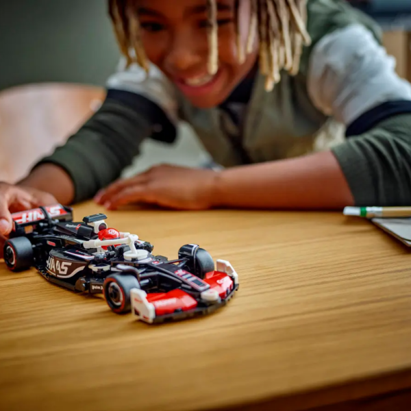 LEGO Speed Champions – Carro de Corrida MoneyGram Haas F1 Team VF-24 77250 Autobrinca Online
